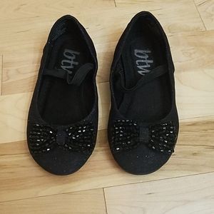 Girls black dress shoe with beaded bow size 9